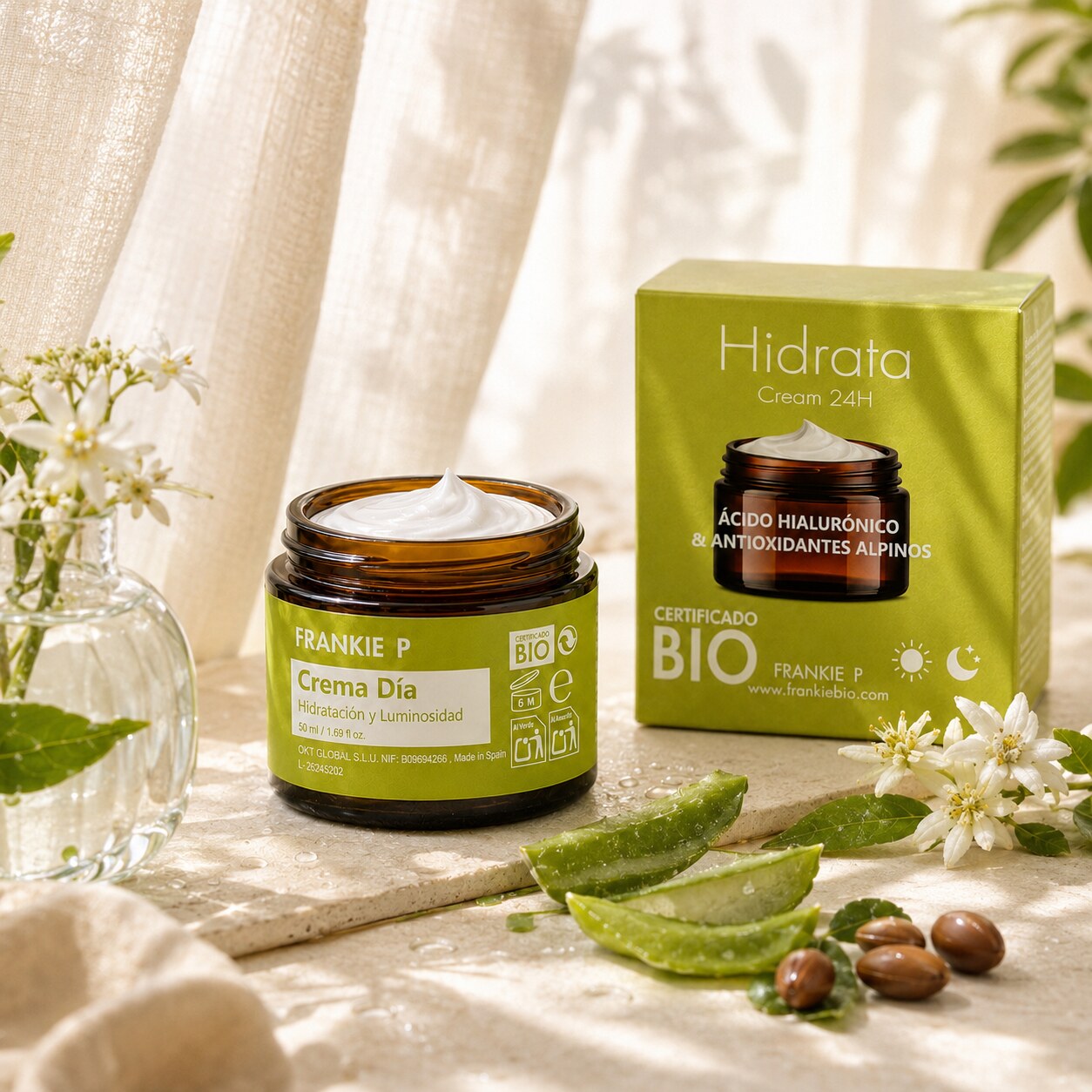 Crema de día BIO: hidratación ligera para una piel luminosa: producto FRANKIE P en una escena botánica sensorial