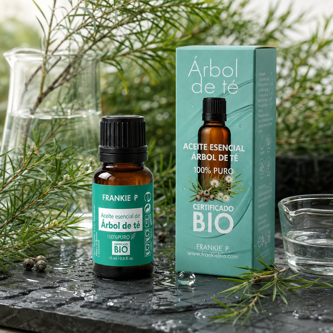 Aceite esencial de árbol de té BIO: cómo usarlo con seguridad: producto FRANKIE P en una escena botánica sensorial