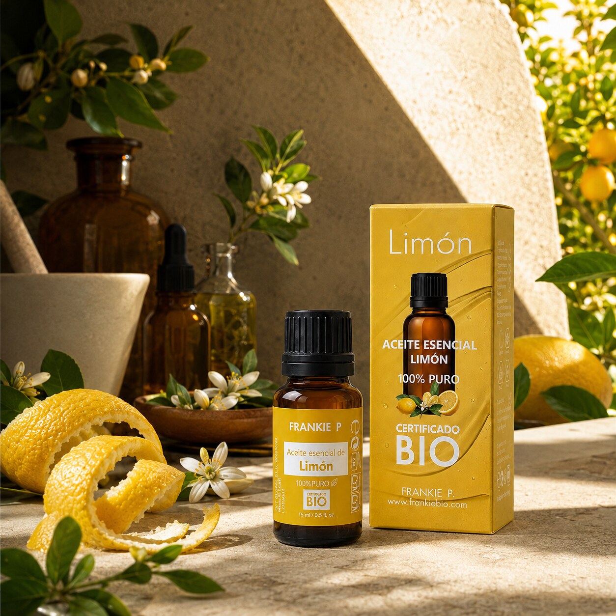 Aceite esencial de limón BIO: usos y precaución con el sol: producto FRANKIE P en una escena botánica sensorial